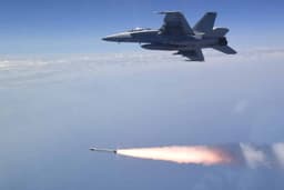U.S. Quietly Arms Australia With 450 AIM-260A Missiles in US$3.16 Billion Deal, Giving RAAF a Powerful New Edge Against China’s PL-15 - Defence Security Asia