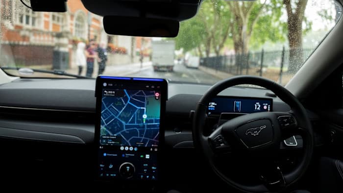 Uber picks a side in driver vs robotaxi wars: its own - Financial Times