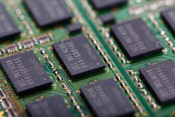 Can a $25B Investment Surge Sustain Micron’s 20% AI Memory Grab?