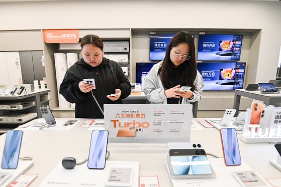 Memory Chip Shortage Widens Divide in Smartphone Market - Caixin Global