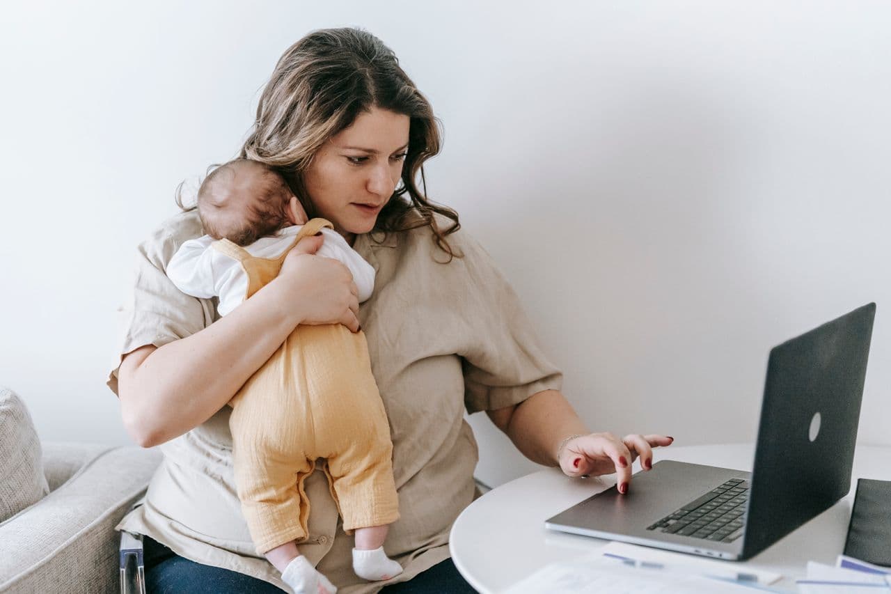 8 Income Ideas for Single Moms With Limited Free Time