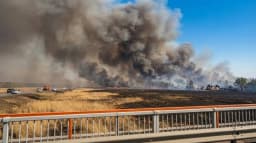 Огонь в Оренбуржье: 10 домов сгорели, трасса перекрыта