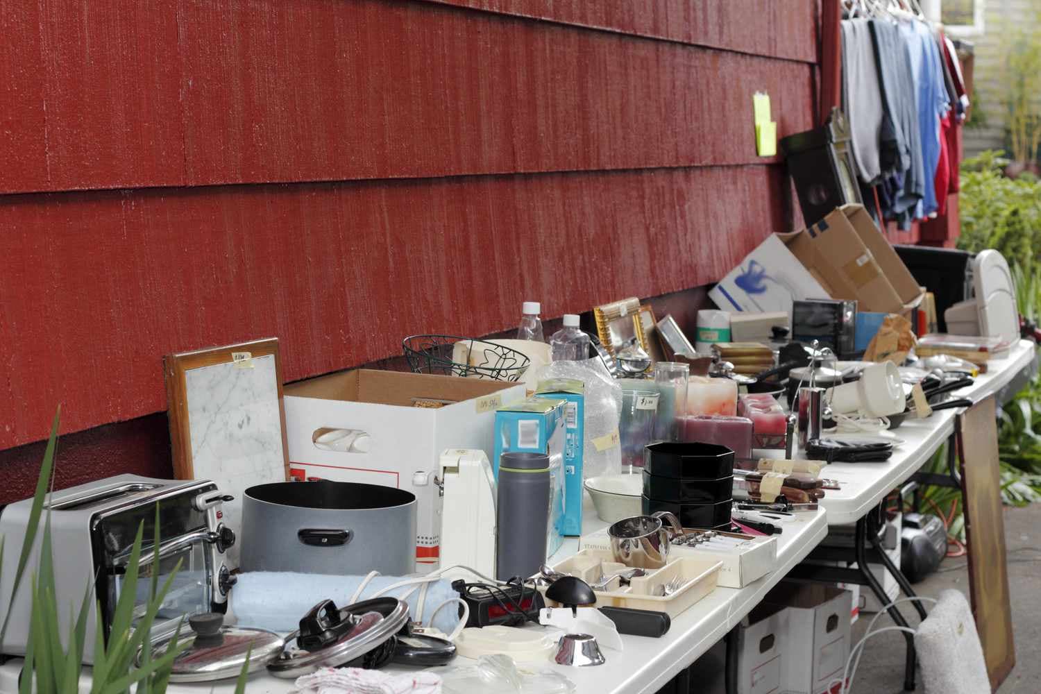 4 Things You Should Never Buy At A Yard Sale, Even If ...