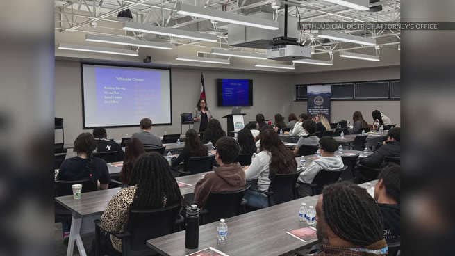 Aurora students get rare look inside the justice system | Watch