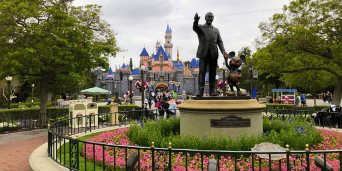 Pay More, Walk Faster: Disneyland's Revamped "Walk in Walt's ...