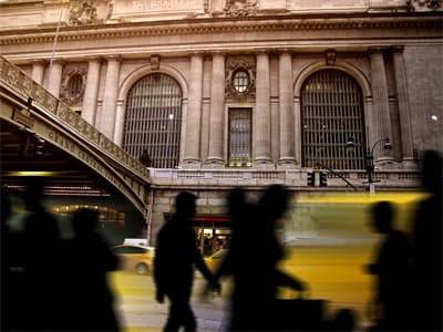 Is AI stock-picking more reliable than cryptocurrency trading? As volatility diminishes, retail investors are accelerating their shift from the crypto market to U.S. equities.