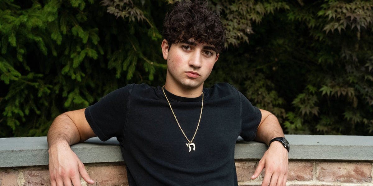 This 19-year-old sold his $30 million AI calorie-tracking startup. Now he's tackling doomscrolling.