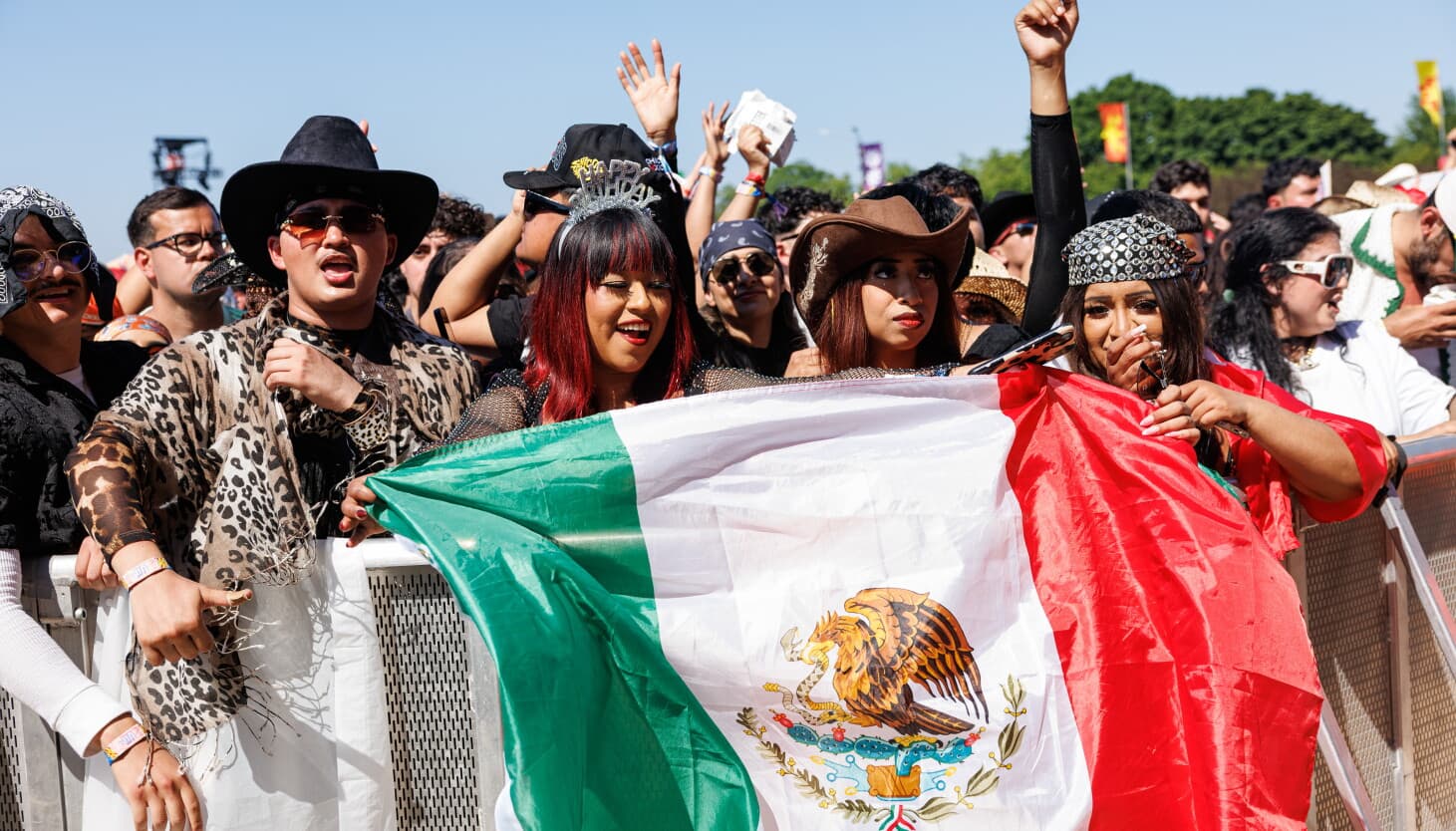 Chicago Latinos 'show up and show out' at first Sueños since Operation Midway Blitz targeted communities