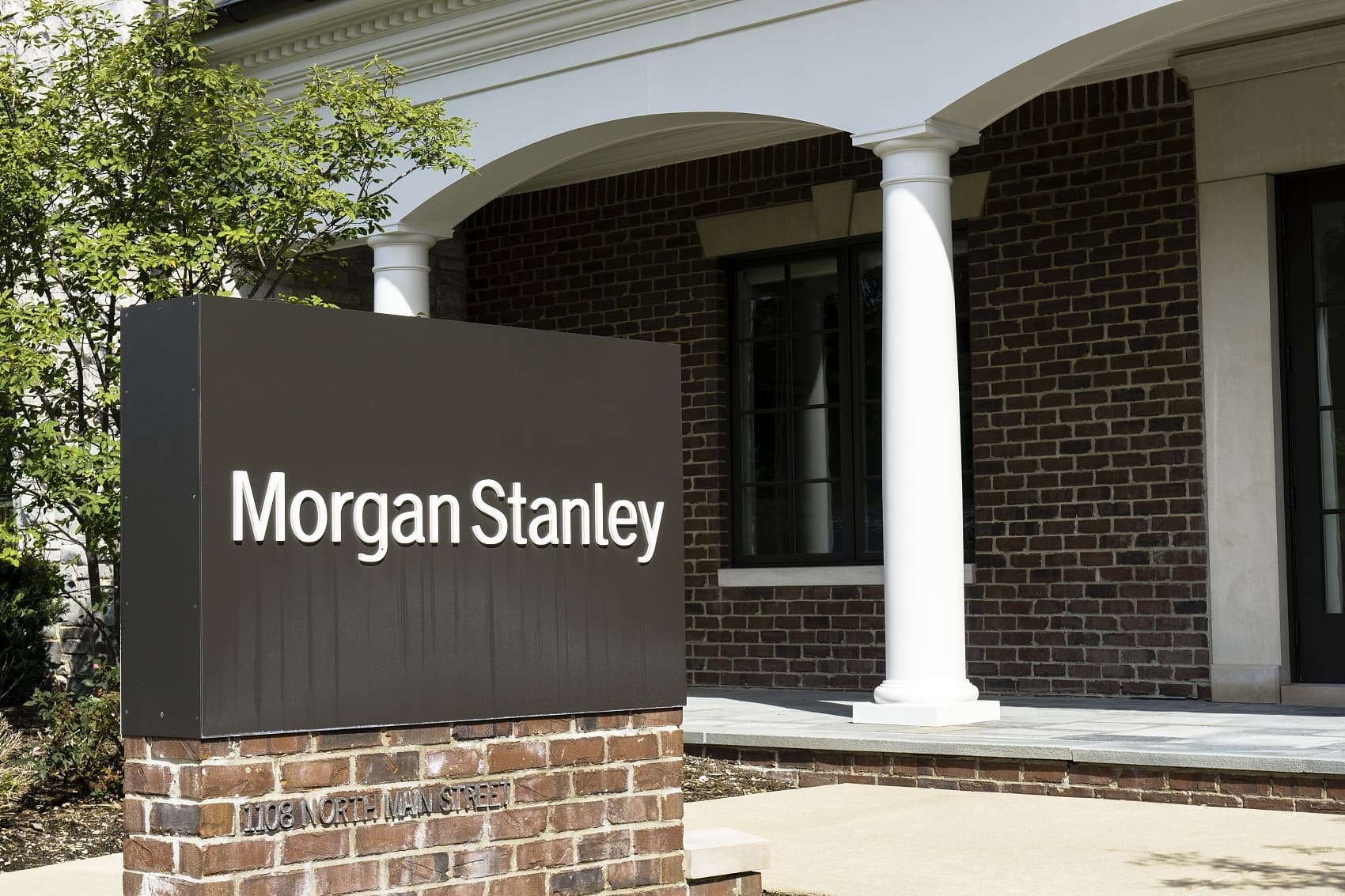 Morgan Stanley lowers Apple (AAPL.US) price target to $355