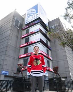 @NHLBlackhawks: a great day celebrating our 𝐂aptain 🏠 https://t.co/l1hQ0n1plu
