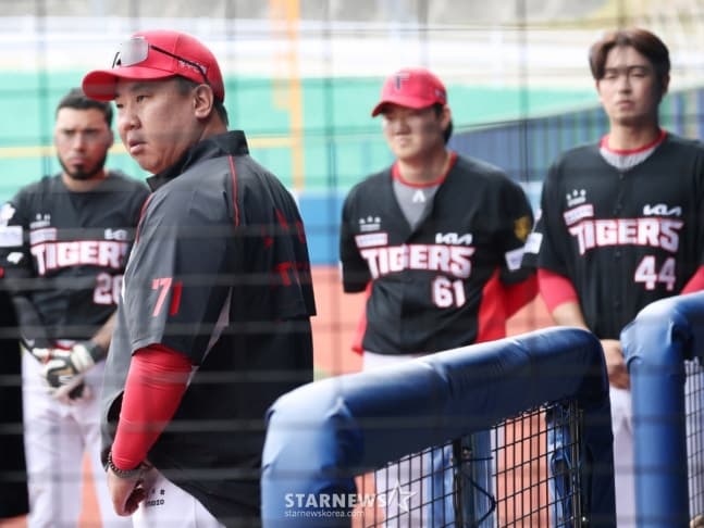 KIA manager Lee Bum-ho's remarks on his determination, "I'm so desperate for foreigners, but there are players who don't know if they'll make the first team or not..." "Why" came out in the 10-minute meeting of the team after the defeat [Okinawa Station] | STARNEWS