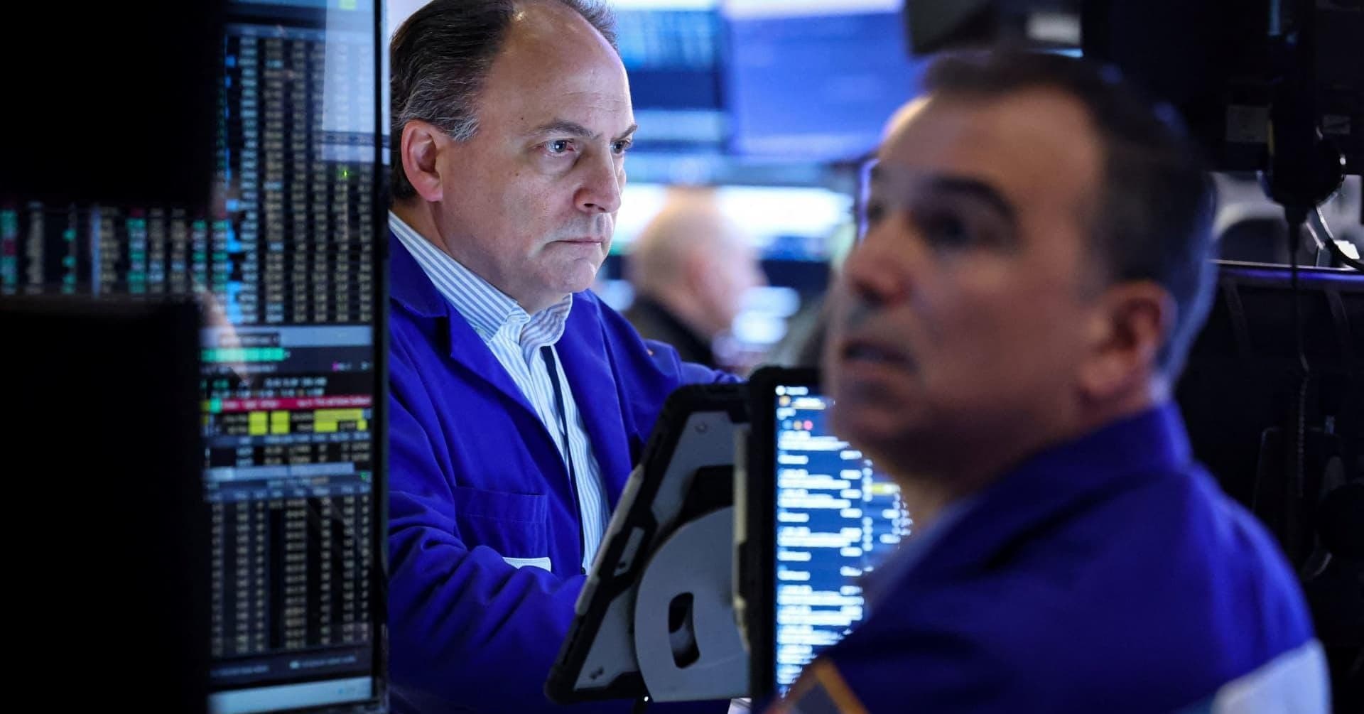 Nasdaq Slides as AI Spending Doubts and Oil Surge Threaten U.S. Economy