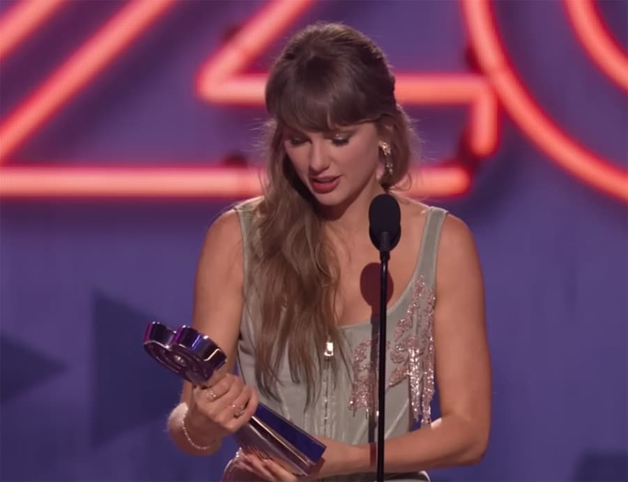 Taylor Swift Wore 5 Independent Jewelry Designers at the iHeartRadio Awards — Here's the Breakdown