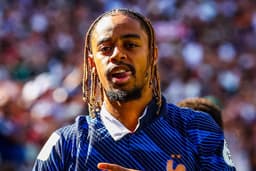 Bradley Barcola to travel for medical: £123m Liverpool ...