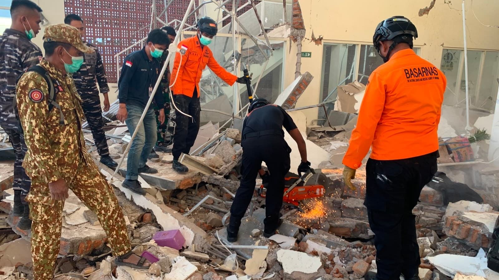 Terremoto frente a Indonesia deja al menos 47 muertos y ...