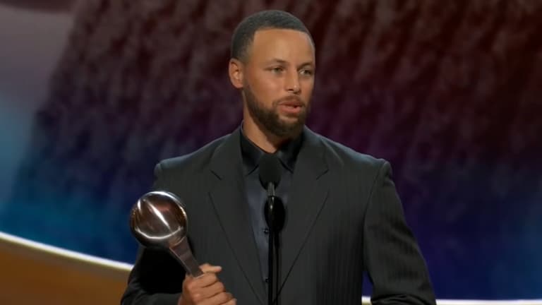 Stephen Curry receives Muhammad Ali Award: “I'm proud”