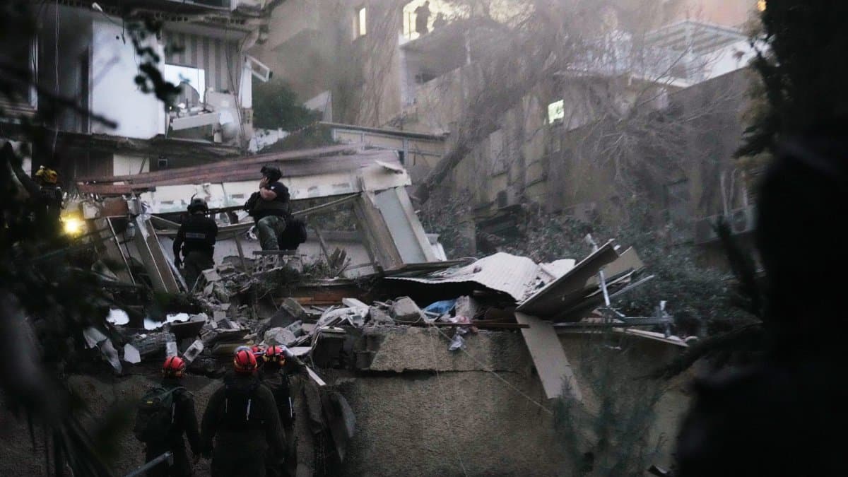 Live updates: Airstrikes kill more than 25 people in Iran, Trump deadline looms – NBC 6 South Florida