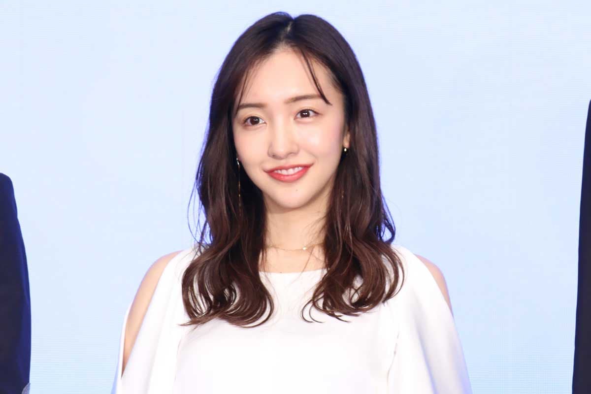 板野友美、ミニスカ"ギャルコーデ"にファン仰天「同い年とは思え ...