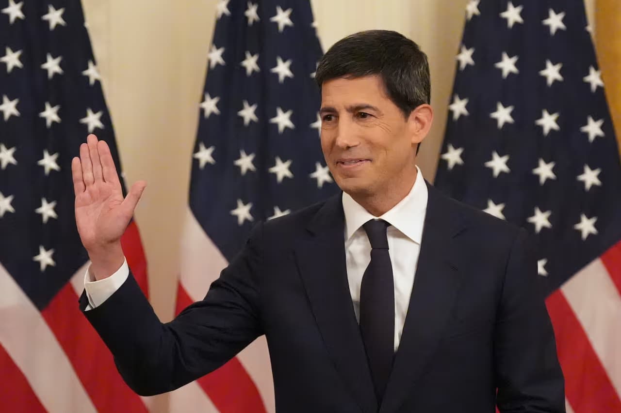Kevin Warsh asume la presidencia de la Fed con el reto de frenar la inflación ...