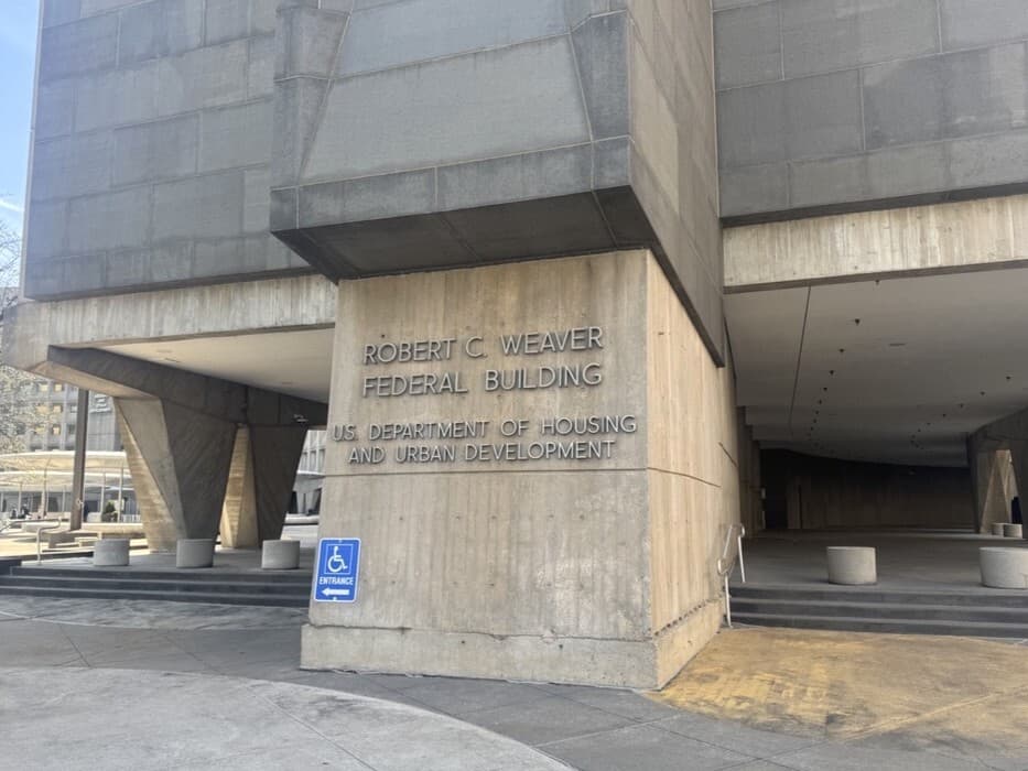 News | US government needs specific property sales goals, watchdog says