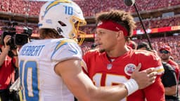 Patrick Mahomes throws 4 TDs as Kansas City Chiefs beat Los Angeles Chargers 41-20 in Week 6