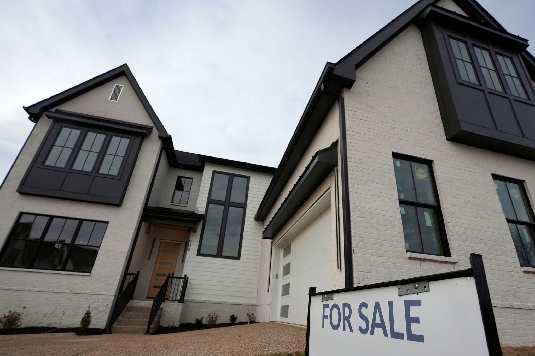 US home sales fall in March, marking a slow start to the spring homebuying season