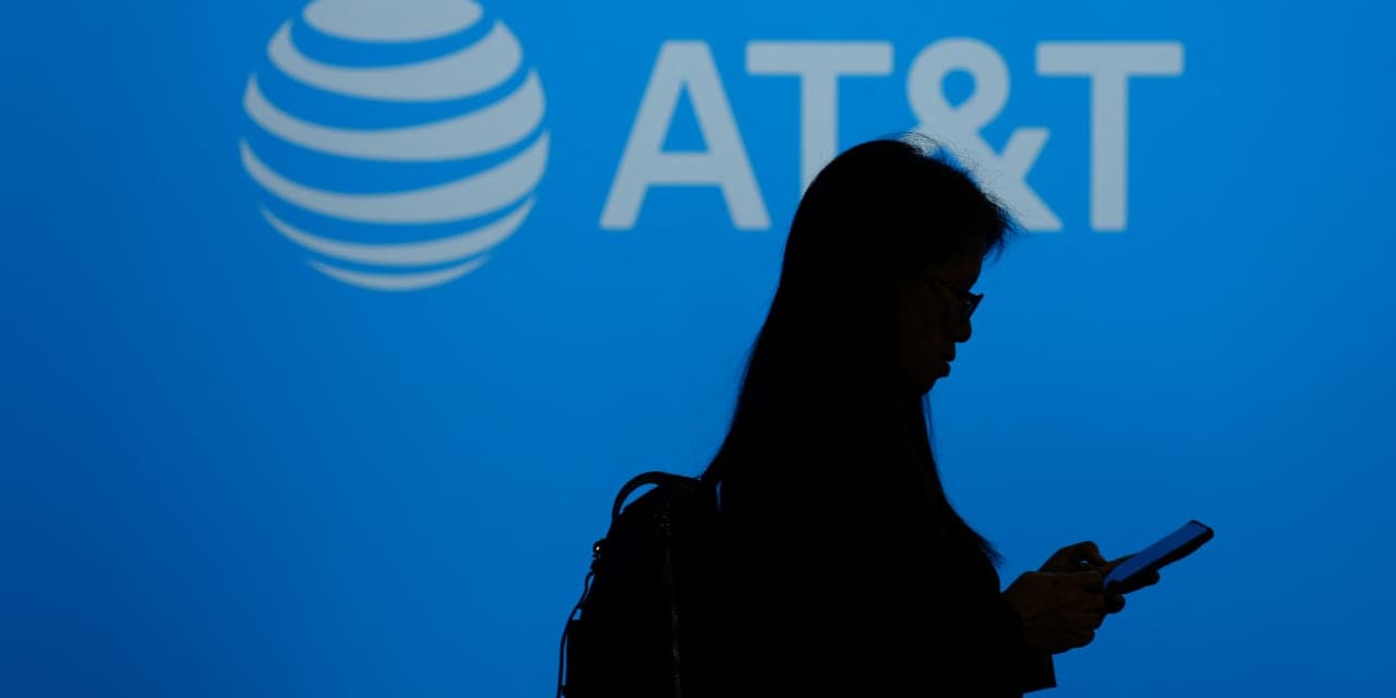 AT&T won't need to worry about SpaceX for 'years,' analyst ...