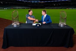@astros: Welcome to H-Town, guys! 🤘

#ChaseTheFight https://t.co/mx6R412O9M