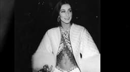 10 Celeb Outfits From 1975 That Everyone Still Remembers Today