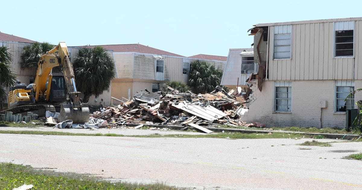 Demolition begins on blighted Gulf-front apartment complex on Galveston's seawall | Local News | The Daily News