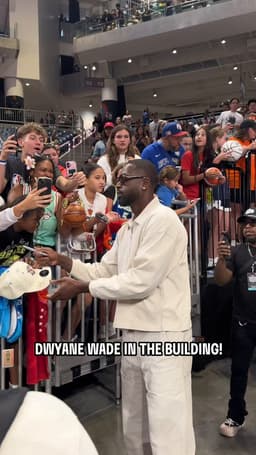@WNBA: Dwyane Wade loves Chicago 🫶

He's front and center for tonight's action!

@Kia | #KiaShootingStar ht...