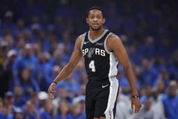 Spurs Coach Mitch Johnson Gives De’Aaron Fox Injury Update for NBA Finals