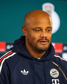 @FCBayernEN: 🗣️ 𝗞𝗼𝗺𝗽𝗮𝗻𝘆 𝗼𝗻 𝘁𝗵𝗲 𝘀𝗾𝘂𝗮𝗱 𝘀𝗲𝗹𝗲𝗰𝘁𝗶𝗼𝗻 💬

“Serge Gnabry isn’t in the squad, but Lennart Karl is back – he...