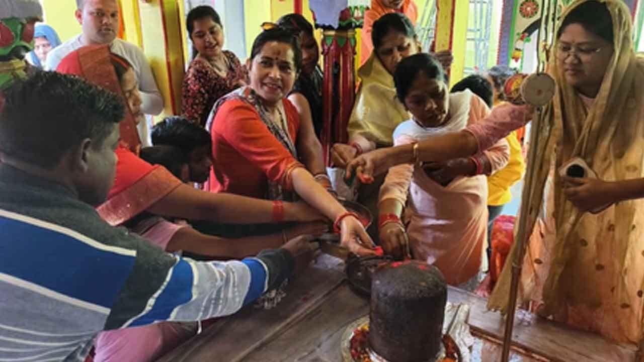 Devotional flower Holi at Samiamai Temple in Prayagraj​