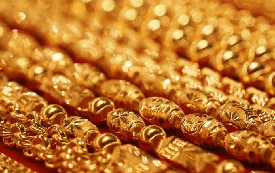 Gold set for steep weekly loss on Mideast tensions, rate fears