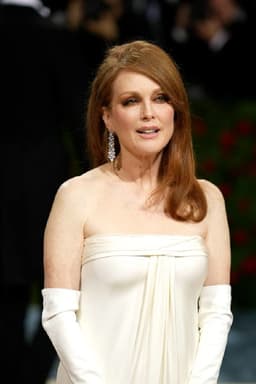 Regal Elegance, Julianne Moore's Most Iconic Cape Dress ...
