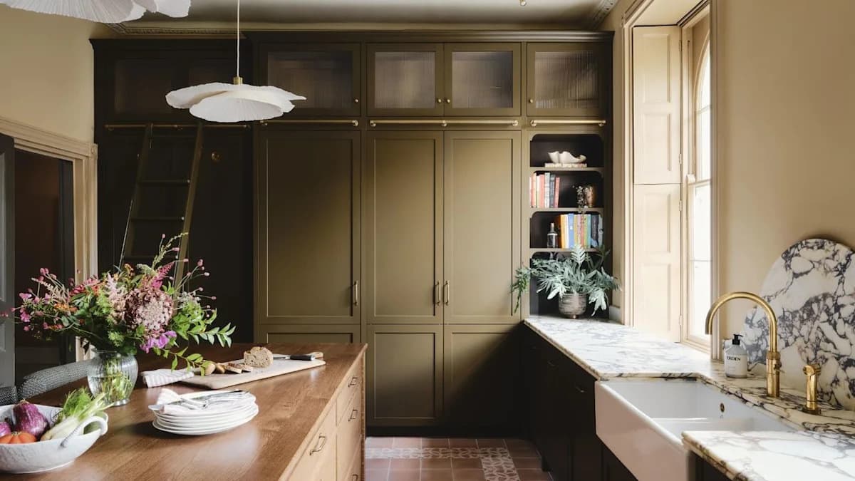 All the Chicest Decorators Have a 'Quietly Dramatic' Kitchen