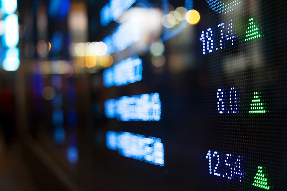 S&P 500 rises as investors focus on Mideast peace hopes as oil prices dip.