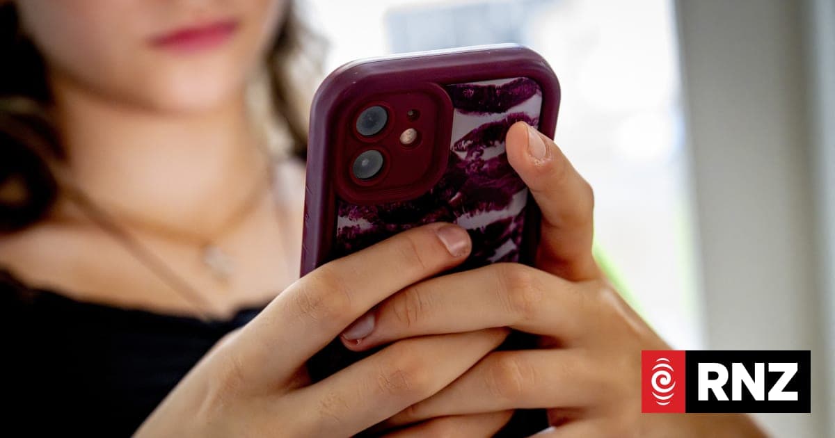 How warnings can help persuade kids to curb their social media use