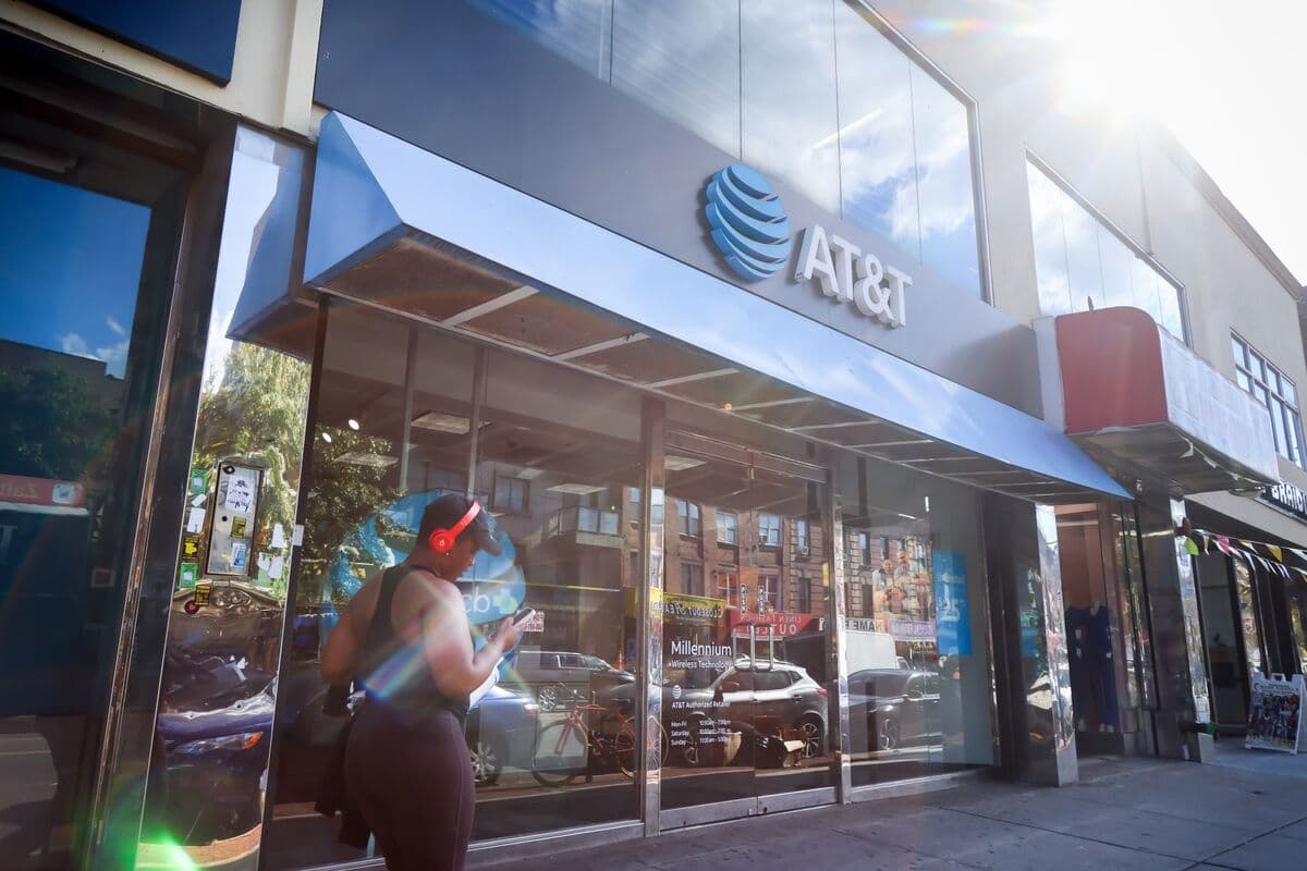 Fiber expansion, CA copper retirement fight, Lumen integration impact, CEO emphasizes fiber over Starlink; record broadband quarter; TIKR $39 target; 8M new locations in 2026; internet price hike adds pressure on ARPU