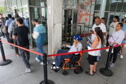 Chaos, long lines overwhelm L.A.'s immigration courts ...