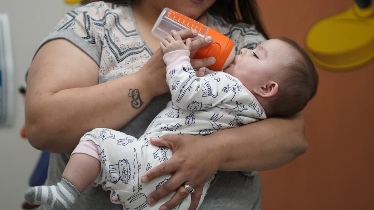 Infant formula recall: Is trying to copy breastmilk increasing risk of contamination? - SWI swissinfo.ch