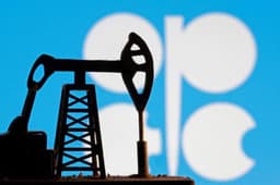 OPEC+ Mulls Oil Output Hike Amid Strait of Hormuz Disruption