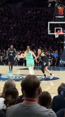 @WNBA: What, like it's hard? 💅

Sab shows off her range with the triple, her first of the game!

NYL-MIN | ...