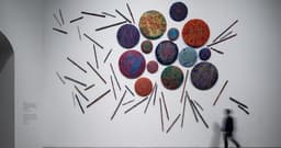 真的“手搓艺术”来了！西岸美术馆新展开启，“双手知道”对话AI视觉时代|上海市|艺术家|施慧|希克斯|希拉·希克斯_新浪新闻