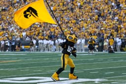Long-time Iowa Athletics supporter Will Moon passes away