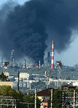 @Osinttechnical: Russia's Syzran Oil Refinery continues to burn this morning after a successful Ukrainian drone attac...