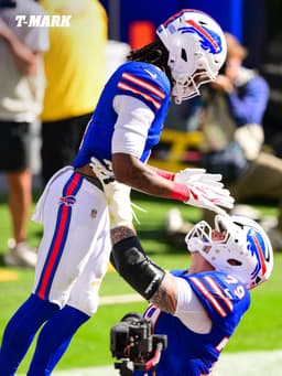 @BuffaloBills: Frames from the first half. 

📸: https://t.co/araHxxLg2x | @TMarkPlumbing https://t.co/EeI7HOVFqM