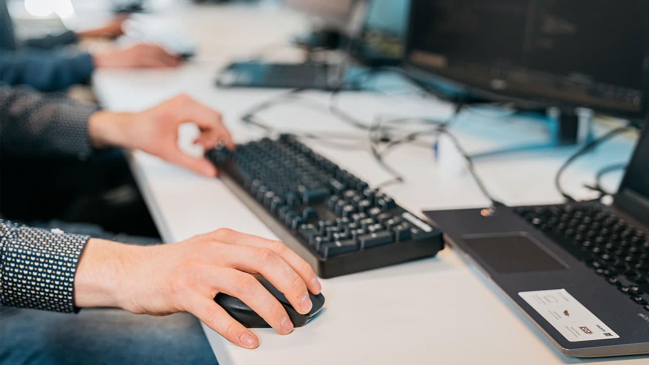 出社回帰企業の建前と本音　法的リスクや生産性、採用への影響：日経ビジネス電子版