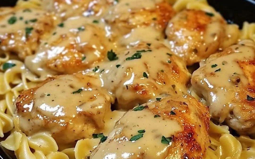 One-Pan Chicken with Buttered Noodles – Easy, Creamy & Crowd-Pleasing